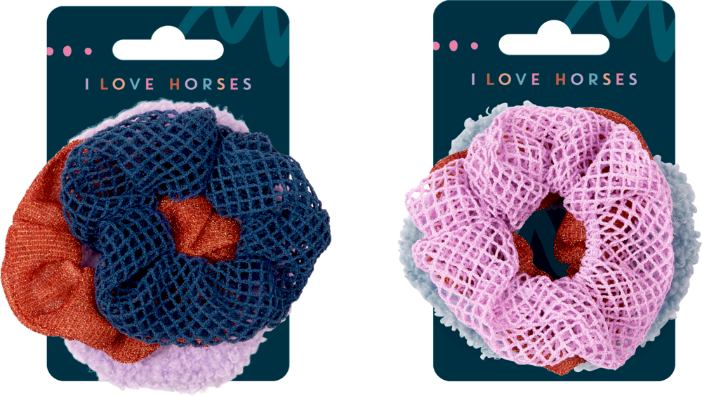 Auf dem Bild sind die I LOVE HORSES - Scrunchies zu sehen. Die Haargummis haben ein Motiv für Pferdeliebhaber.