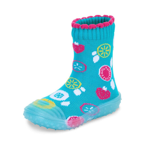 Der Schuh sieht aus wie eine bunte Socke mit Gummisohle. Er ist türkis und hat bunte Muster mit Früchten darauf.