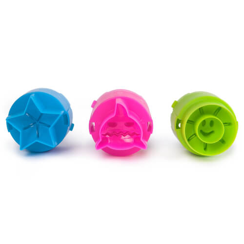 Auf dem Bild sind drei bunte Ausstechformen zu sehen. Sie haben die Farben Blau, Pink und Grün und formen einen Stern, einen Hai und ein Smiley-Gesicht.
