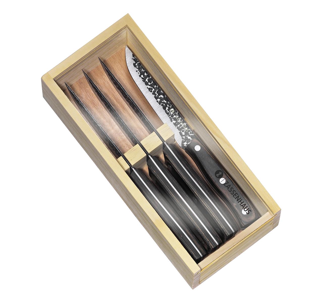 Das Bild zeigt ein 4-teiliges Steakmesser-Set namens "Steakmesser Hunter" in einer Holzkiste. Die Messer haben dunkle Griffe und Klingen mit einem markanten Hammerschlag-Muster.