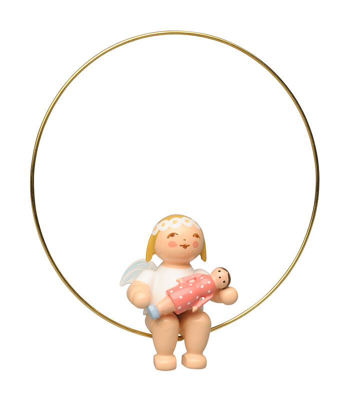 Abgebildet ist ein Christbaumengel im Ring mit Puppe. Diese Figur eignet sich ideal als weihnachtliche Dekoration.
