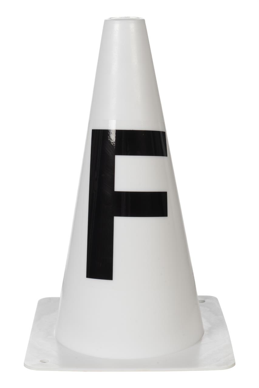 Auf dem Bild ist ein weißer Pylon mit dem schwarzen Buchstaben "F" zu sehen. Es handelt sich um einen Bahnpylon für die Dressur oder Hobby Horsing.