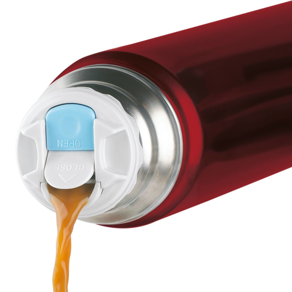Auf diesem Bild sieht man das Produkt 4019248035_IM_bigweb_thermos-4019248035-light-compact-thermoskanne-350ml-rot-glaenzend-2_jpg. Es dürfte sich um eine rote Thermoskanne mit 350ml Inhalt handeln.
