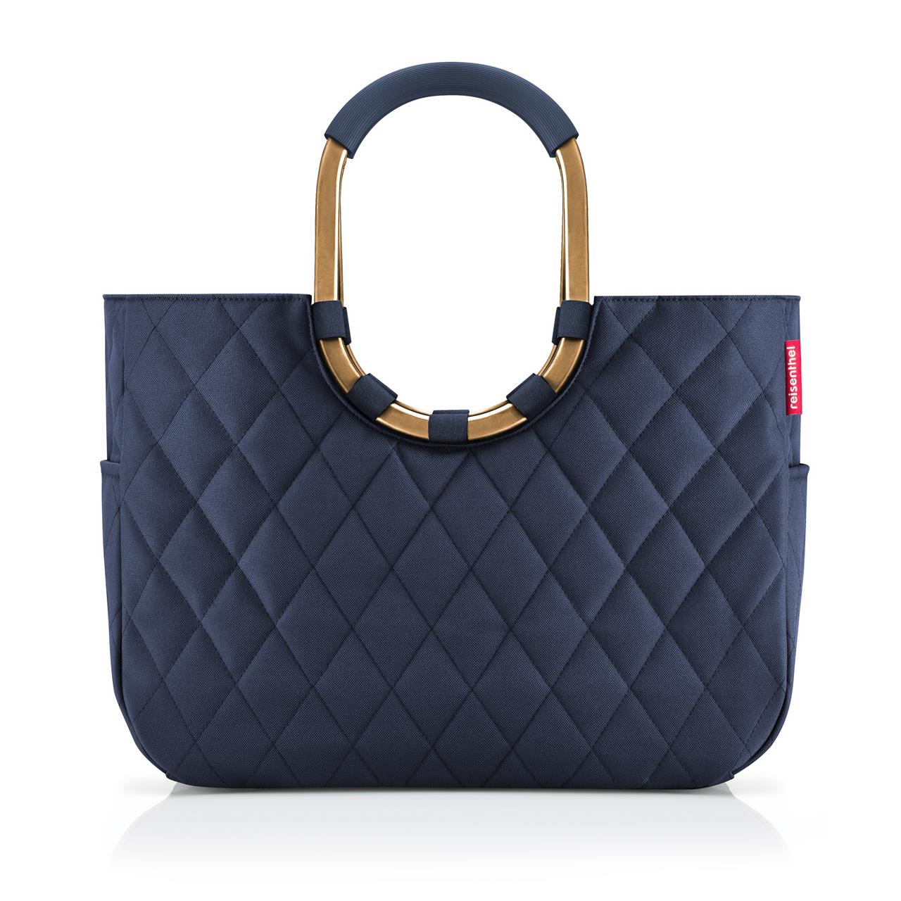 Die Einkaufstasche "Loopshopper L frame rhombus midnight gold" ist in einem eleganten Dunkelblau mit rautenförmigem Muster gestaltet. Sie hat einen auffälligen, ovalen Henkel in Gold und Dunkelblau.