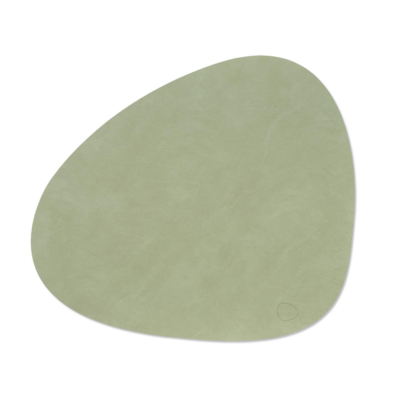 Das Bild zeigt einen olivgrünen, organisch geformten Tischuntersetzer. Der Untersetzer trägt den Namen „Tischuntersatz curve L Nupo Olive“.