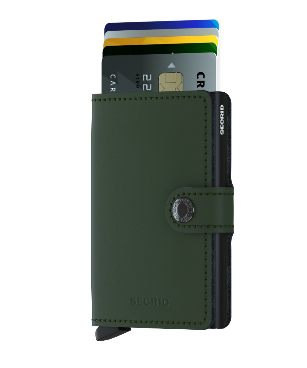 Dies ist eine Mini-Geldbörse in mattgrün-schwarz. Aus dem Wallet ragen mehrere Kreditkarten heraus.