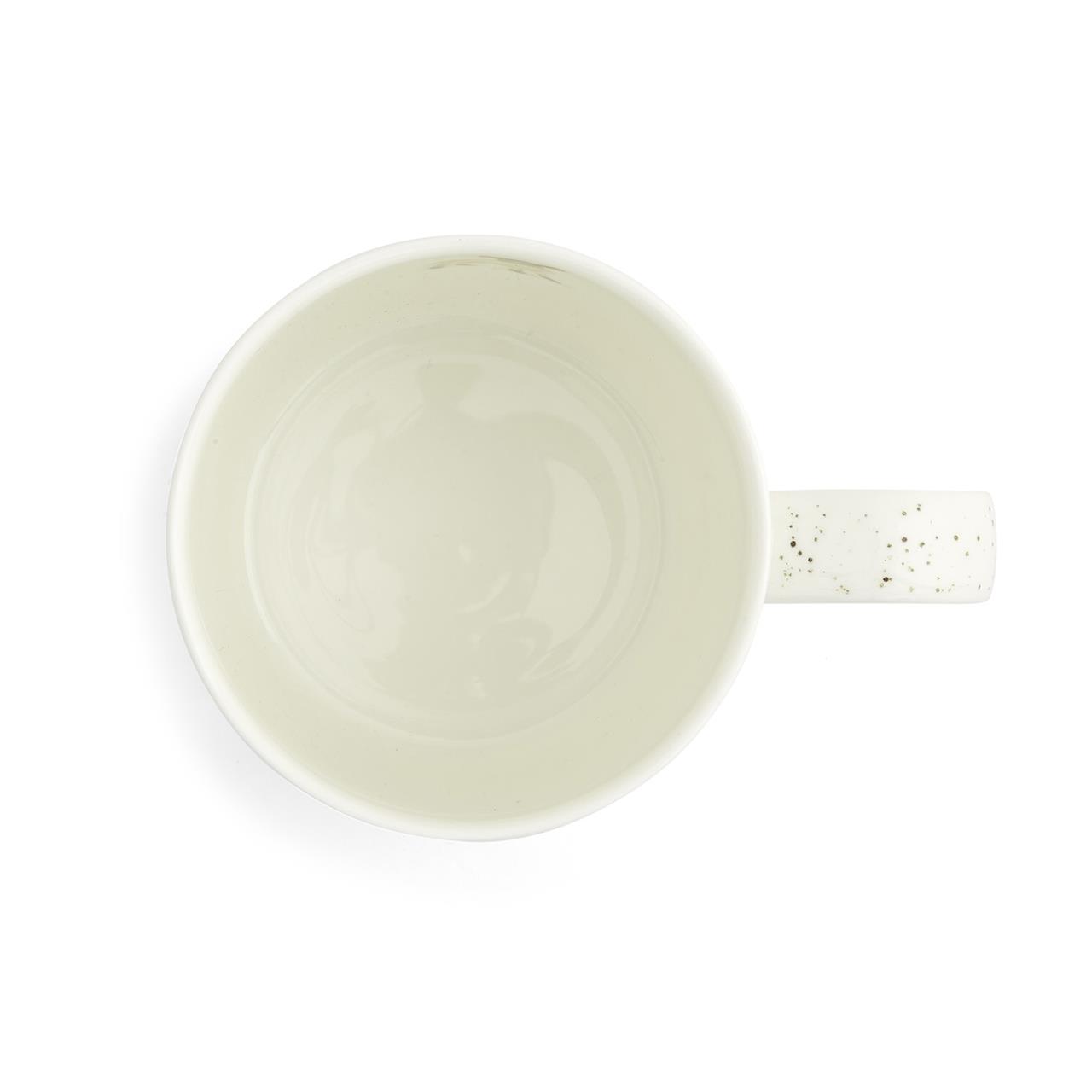 Die Abbildung zeigt eine Keramiktasse von oben. Die Tasse ist weiß mit kleinen dunklen Sprenkeln am Henkel.