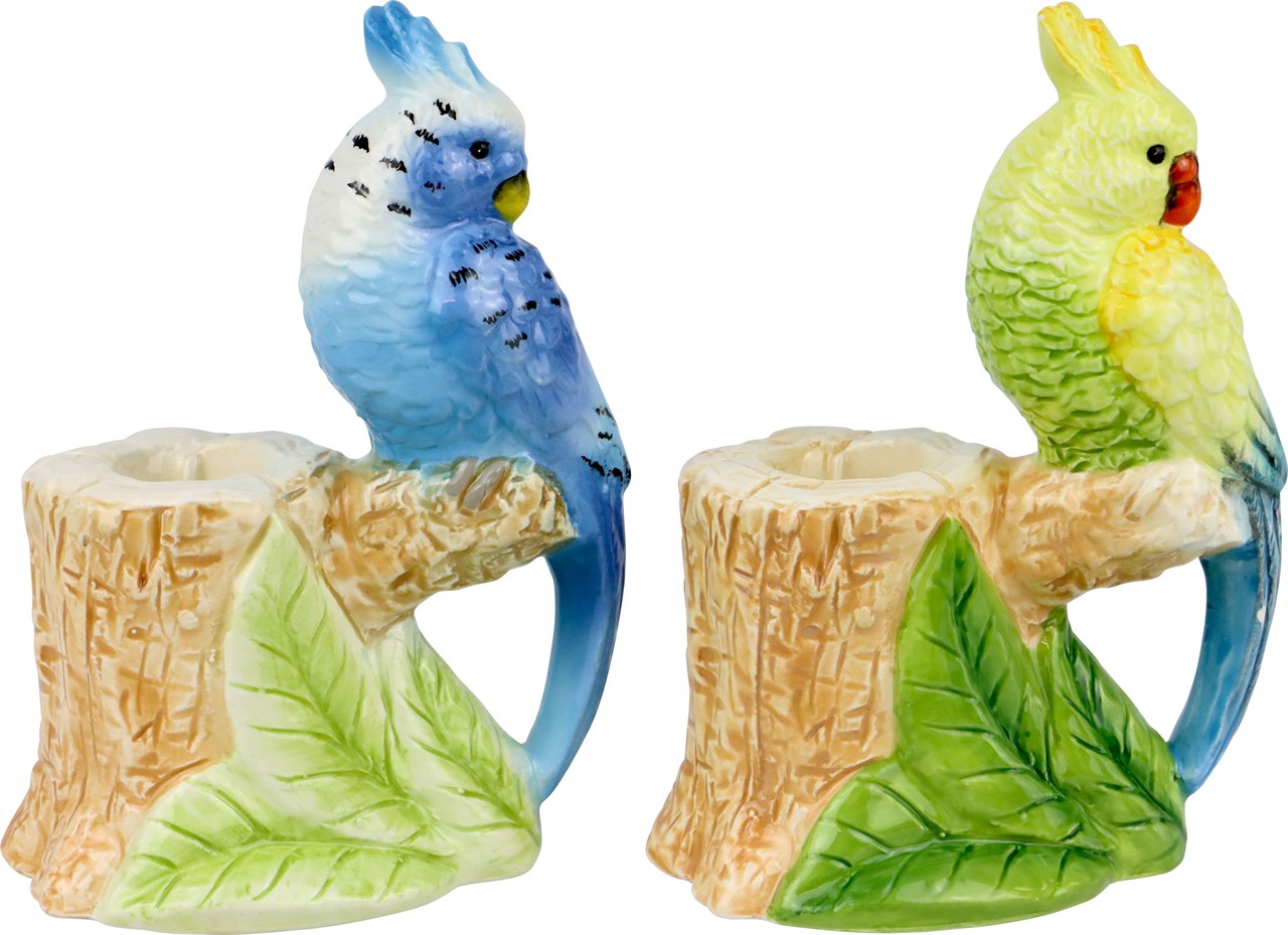 Das Bild zeigt zwei bunte Kerzenhalter in Form von exotischen Vögeln auf Baumstämmen. Einer der Vögel ist blau, der andere gelb-grün.