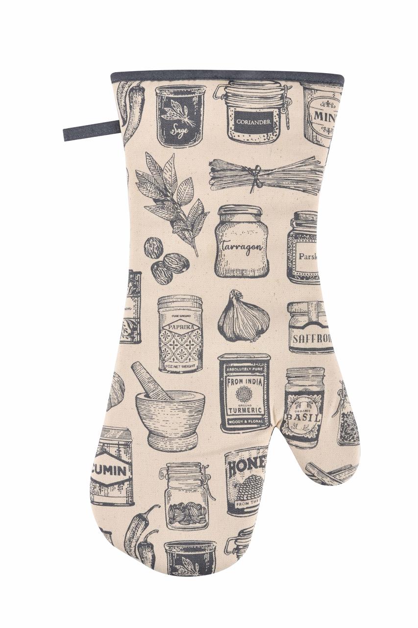 Der Topfhandschuh "Herbs & Spices" zeigt verschiedene gezeichnete Gewürzgläser und Kräuter. Das Design ist in Schwarz auf beigem Stoff gedruckt.