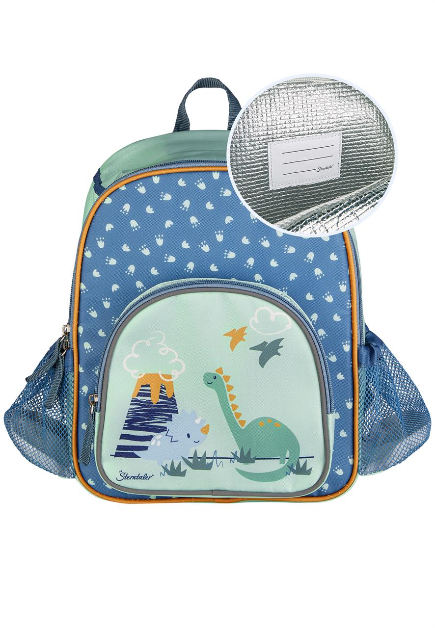 Der Kinderrucksack „Dino Rexi pudergrün“ zeigt ein fröhliches Dinosaurier-Motiv mit Vulkan auf der Vorderseite. Er hat blaue Seitenfächer aus Netzstoff und ein Namensschild im Inneren.