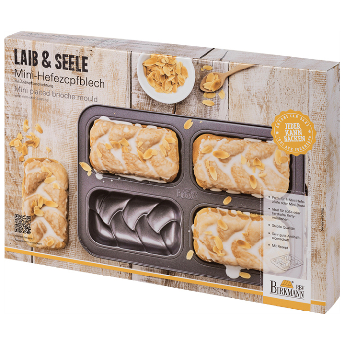Das Bild zeigt eine Verpackung für ein Mini-Hefezopfblech mit vier Formen und Antihaftbeschichtung. Auf der Verpackung sind gebackene Mini-Hefezöpfe mit Zuckerguss und Mandeln zu sehen.