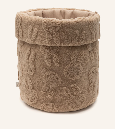Abgebildet ist der Aufbewahrungskorb Miffy Jacquard Teddy - Biscuit. Der Korb eignet sich zur ordentlichen Aufbewahrung von Gegenständen.