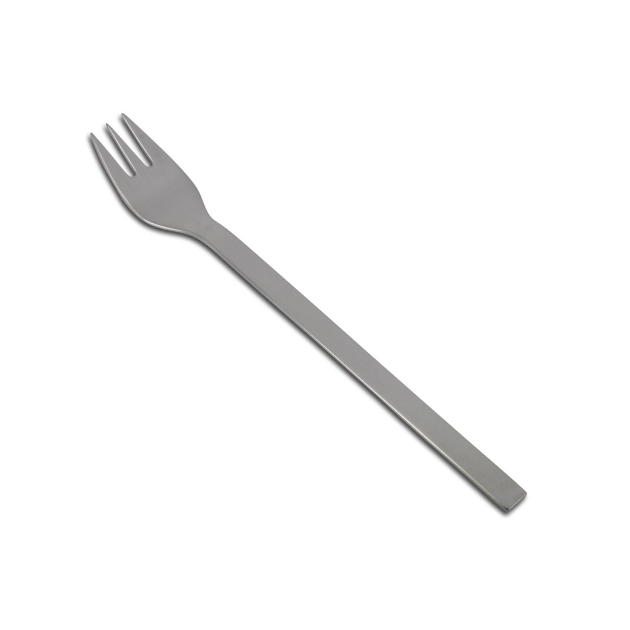 Dies ist eine Dessert- oder Kuchengabel aus Metall. Sie hat ein schlichtes, modernes Design mit drei Zinken.