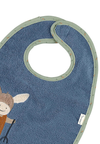 Auf dem Bild ist ein blaues Lätzchen mit einem grünen Rand zu sehen. Auf dem Lätzchen ist teilweise ein Esel mit großen Ohren abgebildet.