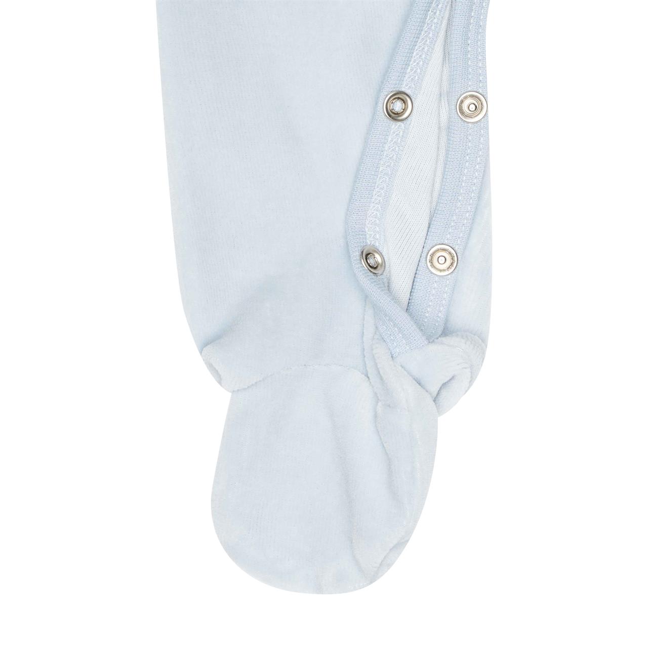 Das Bild zeigt einen hellblauen Baby-Einteiler mit Fuß. An der Seite sind Druckknöpfe zum einfachen Öffnen und Schließen angebracht.