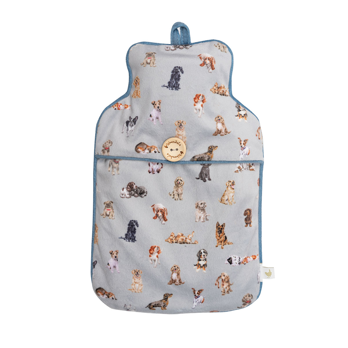 Das Bild zeigt eine Wärmflasche mit einem Bezug, auf dem viele verschiedene Hunde abgebildet sind. Der Bezug ist hellgrau und hat einen blauen Rand.