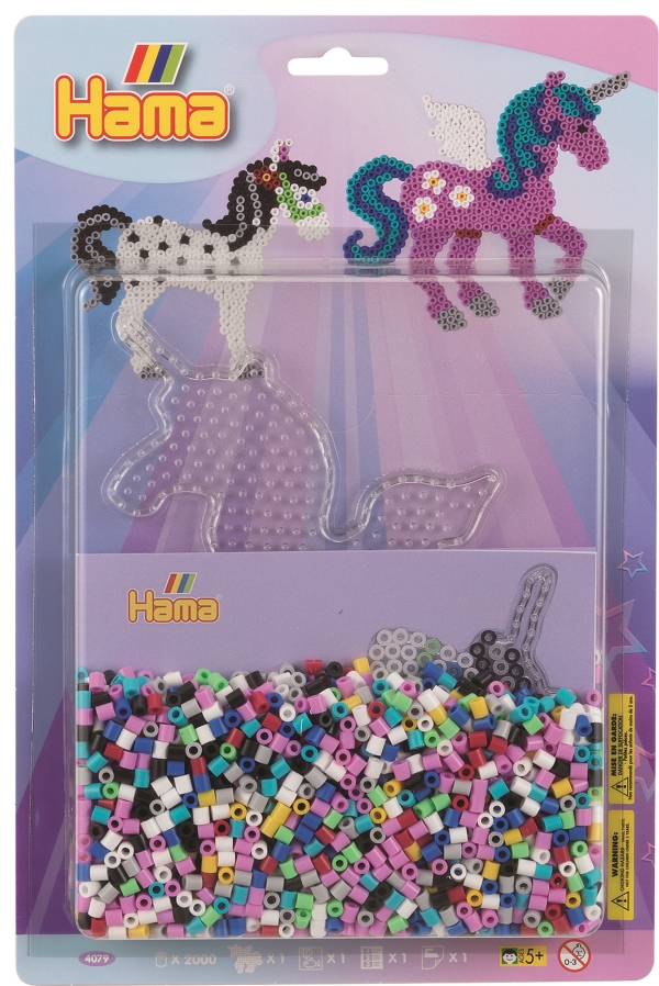 Auf dem Bild ist ein Hama-Set mit 2.000 bunten Bügelperlen zu sehen. Das Set enthält eine Pegasusform und Beispiele für fertige Pferde- und Einhornmotive.