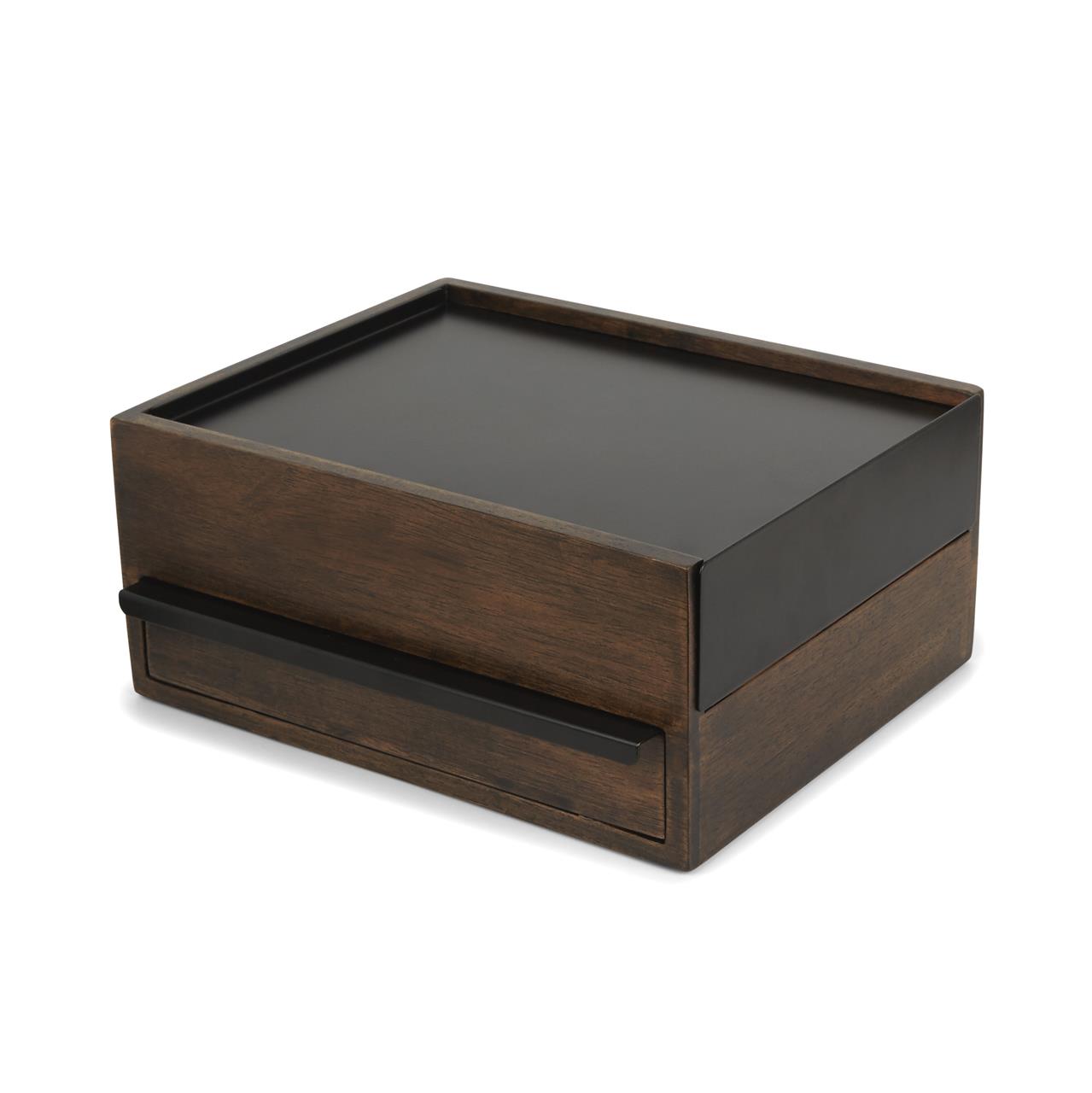 Die Abbildung zeigt eine Schmuckschatulle aus Walnussholz mit einem modernen, rechteckigen Design. Die Box hat eine dunkle Oberfläche und besitzt eine Schublade auf der Vorderseite.