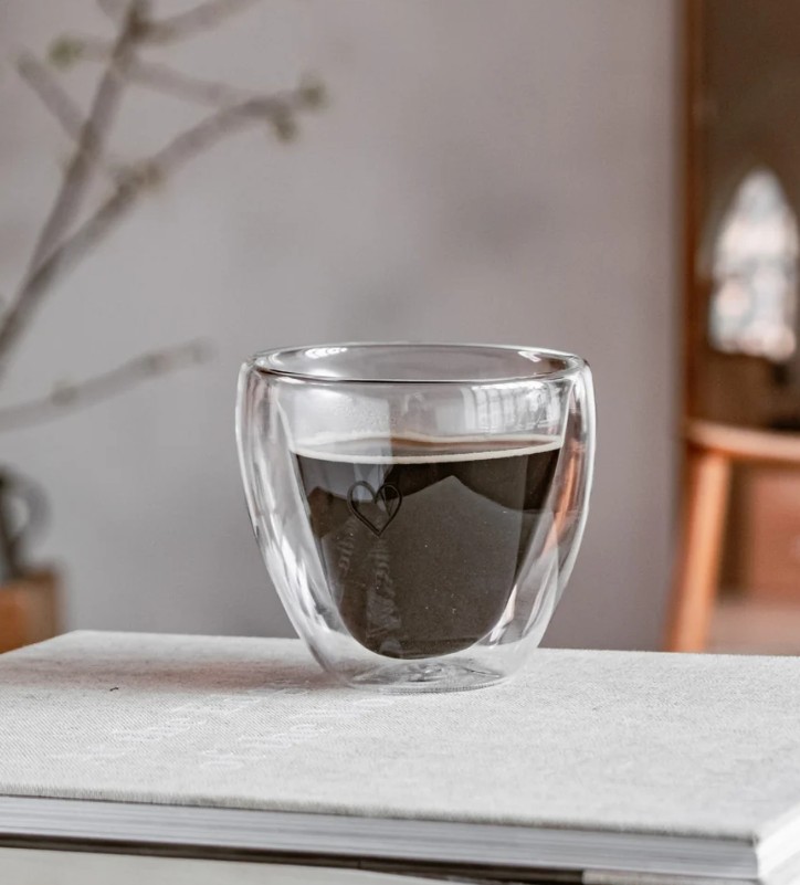 Das Produkt Doppelwandiges Herzglas Herz 200ml wird gezeigt. Es ist ein stylisches Trinkglas mit Herzform und doppelter Wand.