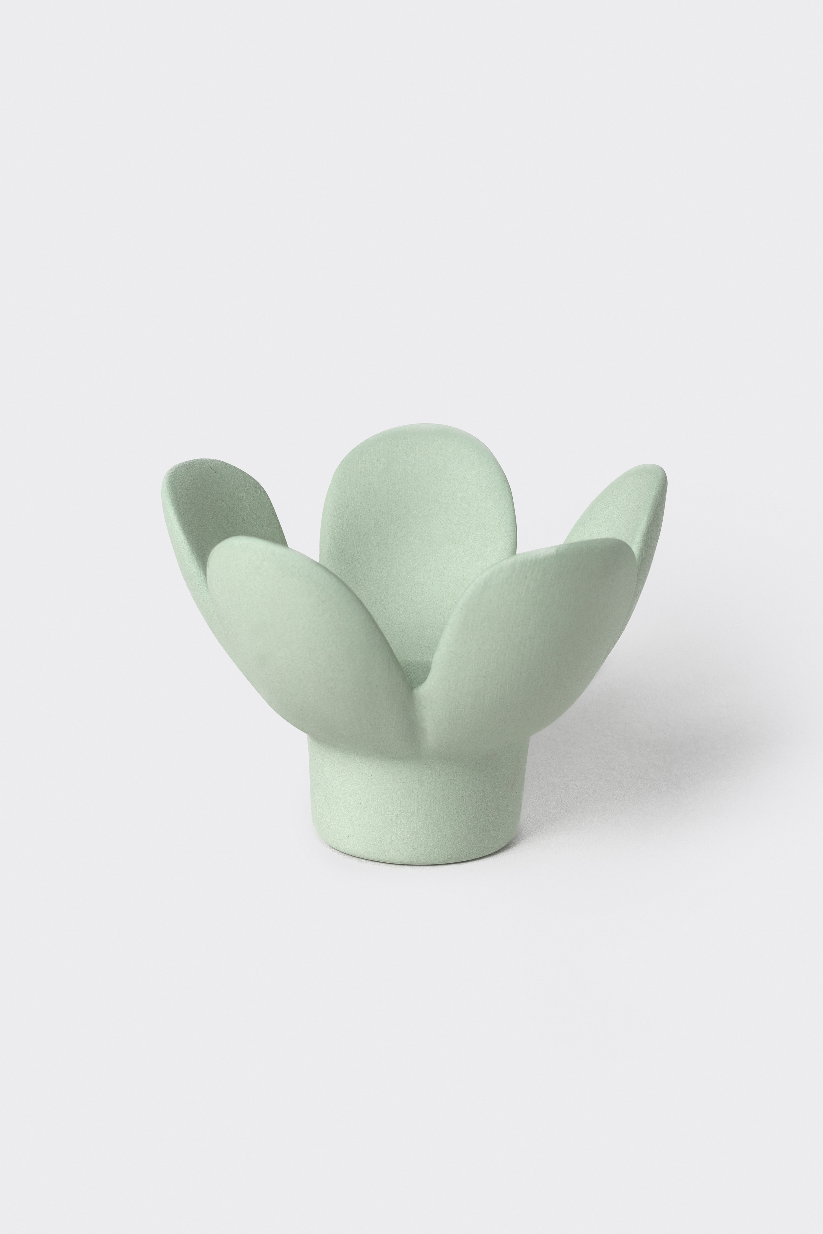 Dies ist ein Kerzenhalter in Form einer Blume. Er ist hellgrün und hat ein modernes, schlichtes Design.
