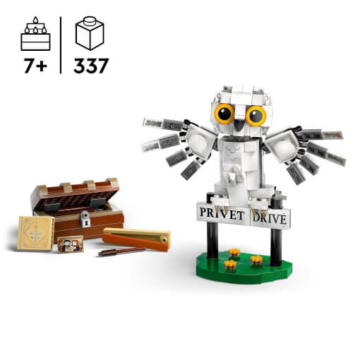Auf dem Bild ist ein LEGO-Set mit einer Eule und einem "Privet Drive"-Schild zu sehen. Daneben stehen eine kleine Truhe und verschiedene Zubehörteile.