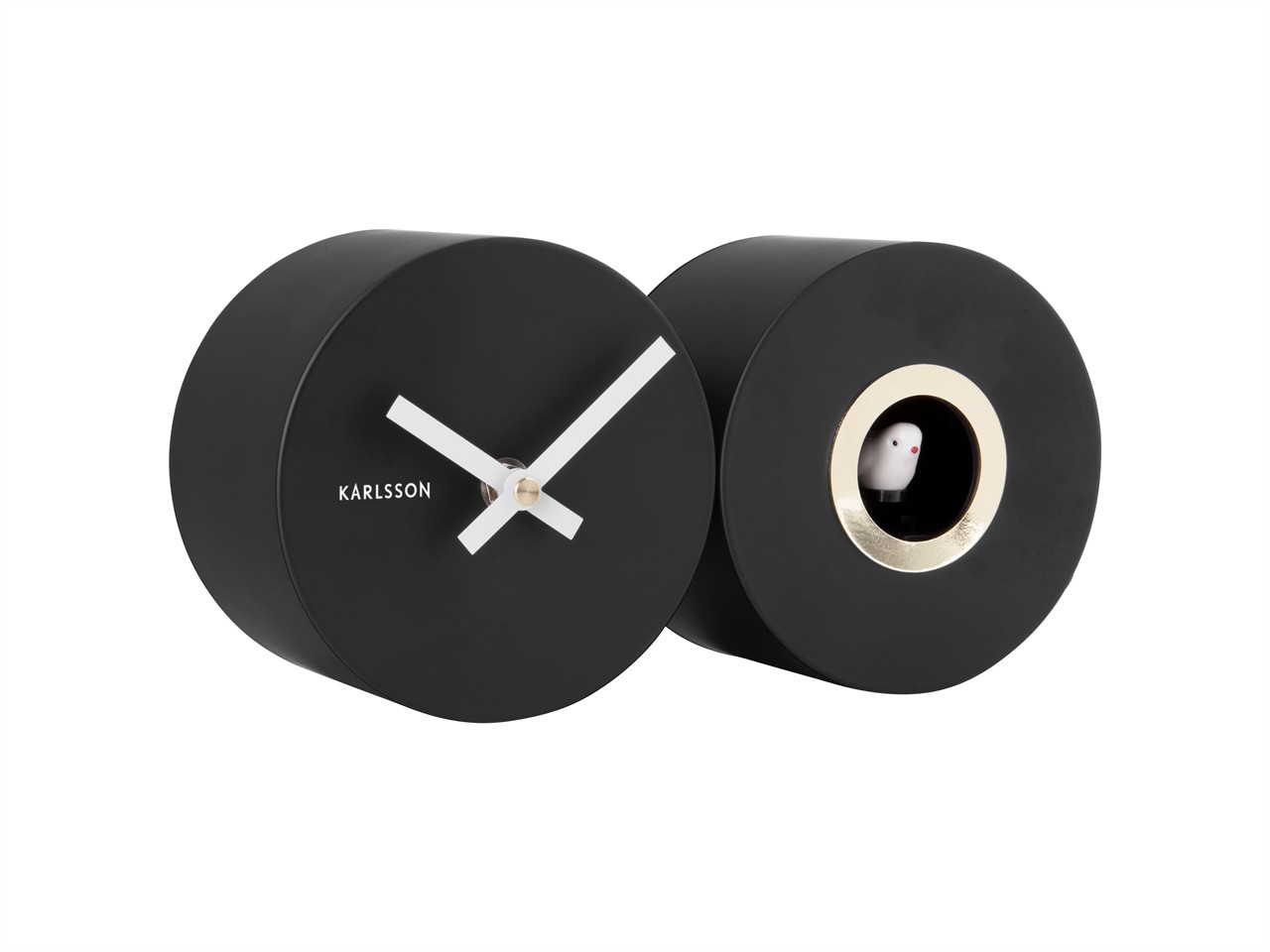 Die Abbildung zeigt eine moderne Wanduhr in mattem Schwarz mit zwei runden Elementen. Auf der einen Seite sind weiße Zeiger und der Markenname „Karlsson“ zu sehen, auf der anderen Seite befindet sich ein kleines Kuckucksvogel-Fenster mit goldenem Rahmen.