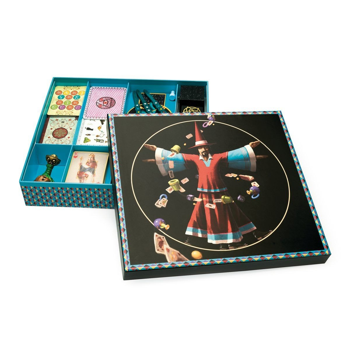Das Bild zeigt das Zaubertricks-Set "Magicam * - 30 Tricks" mit geöffnetem Deckel. In der Schachtel sind verschiedene Zauberutensilien und Karten sichtbar.