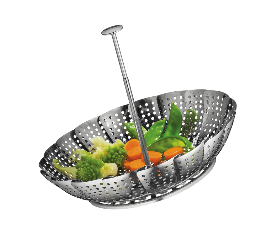 In dem Bild ist ein metallener Dampfgar-Einsatz mit Gemüse darin zu sehen. Das Gemüse besteht aus Karotten, Zuckerschoten und Romanesco.