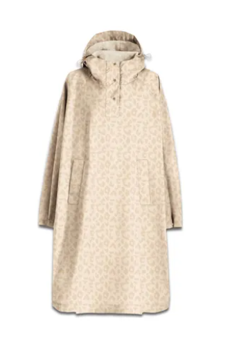 Das Bild zeigt das mini maxi raincoat leo vanilla Regencape. Dieses Regencape hat ein Leo-Muster in Vanillefarben.