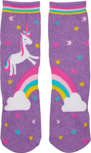 Die Socken sind lila und haben bunte Sterne, Regenbögen und Wolken als Muster. Auf einer Socke ist außerdem ein weißes Einhorn mit pinker Mähne abgebildet.