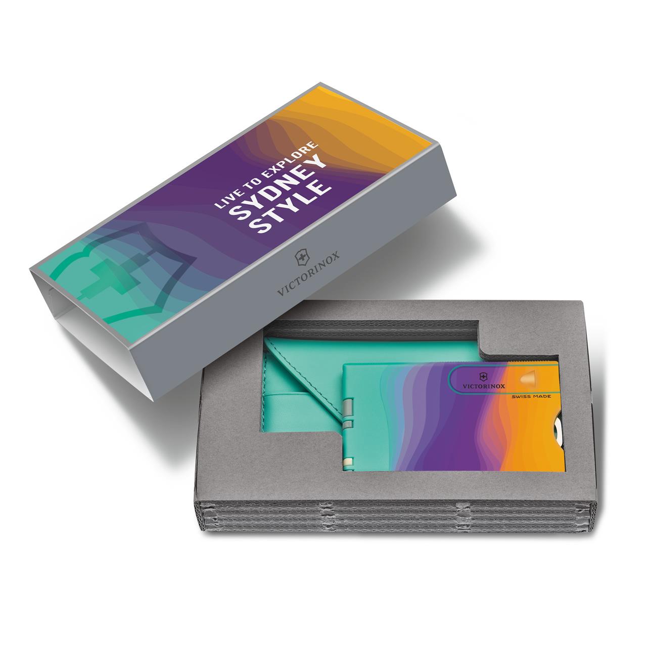 Die Abbildung zeigt die Swiss Card Classic "Sydney Style" in einer Geschenkverpackung. Die Karte und die Schachtel sind bunt gestaltet und tragen das Victorinox-Logo.