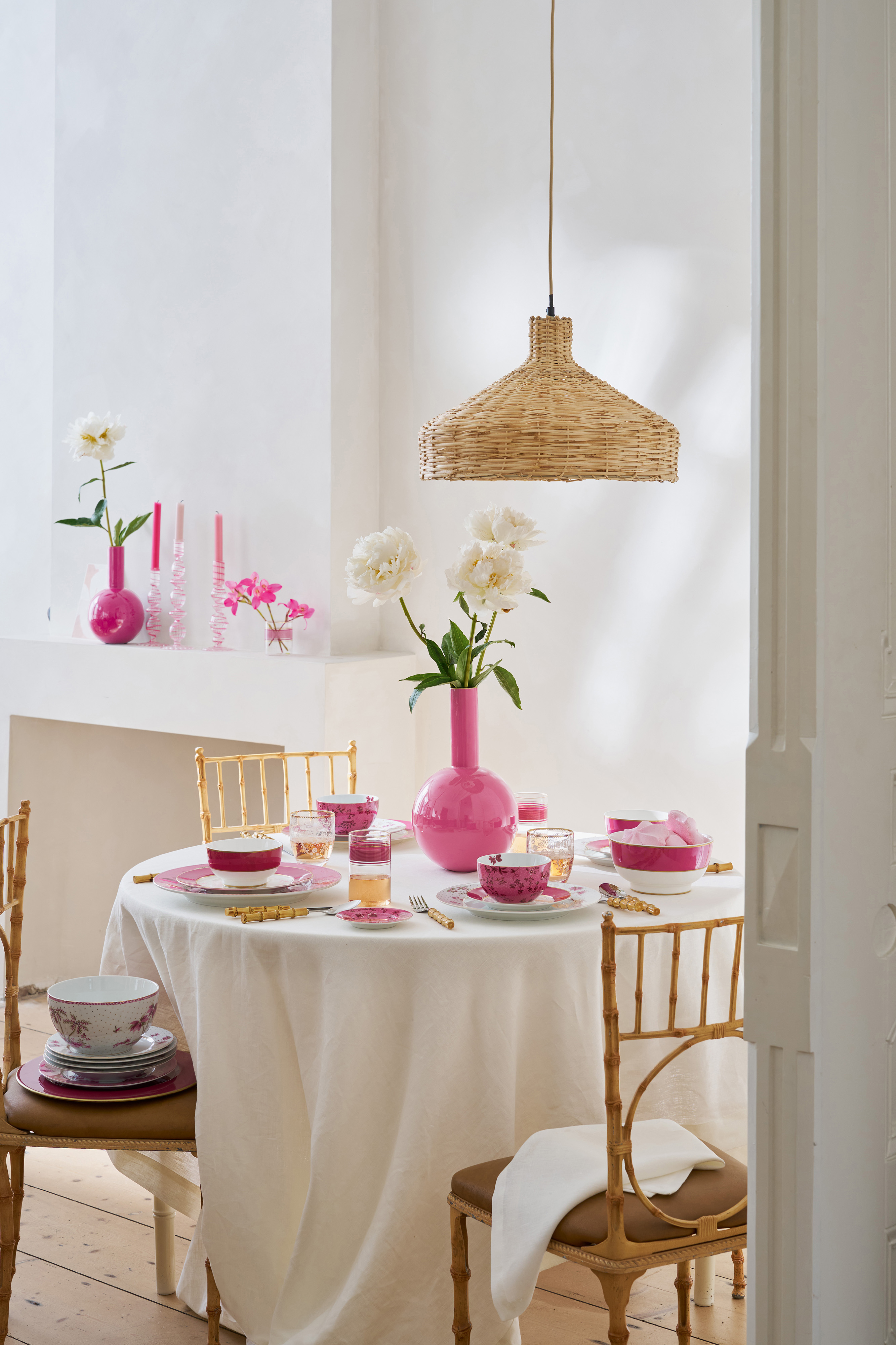Diese pinke Vase Metal Medium mit 19x33 cm bringt Farbe ins Zimmer. Die Form und das Material wirken sehr hochwertig.