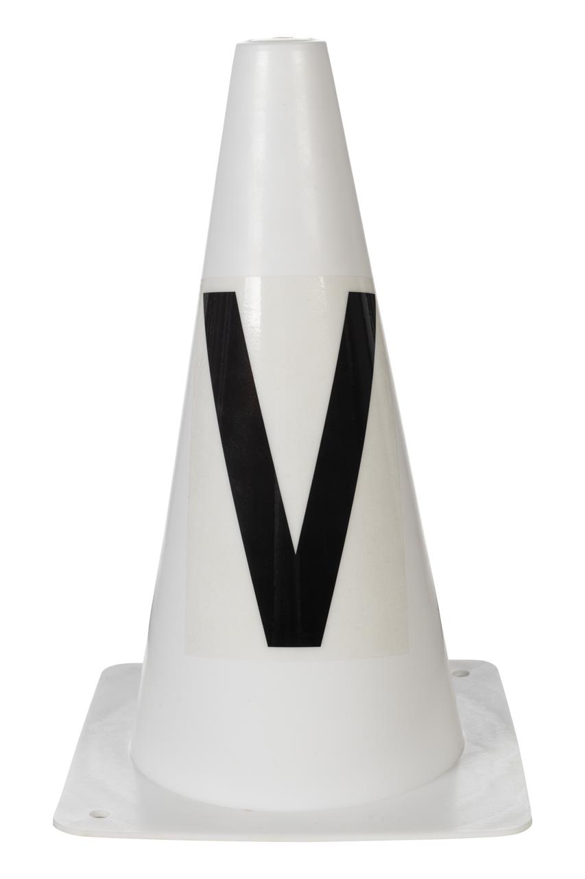 Auf dem Bild ist ein weißer Bahnpylon für Dressur oder Hobby Horsing zu sehen. Auf dem Pylon ist ein großes schwarzes „V“ abgebildet.