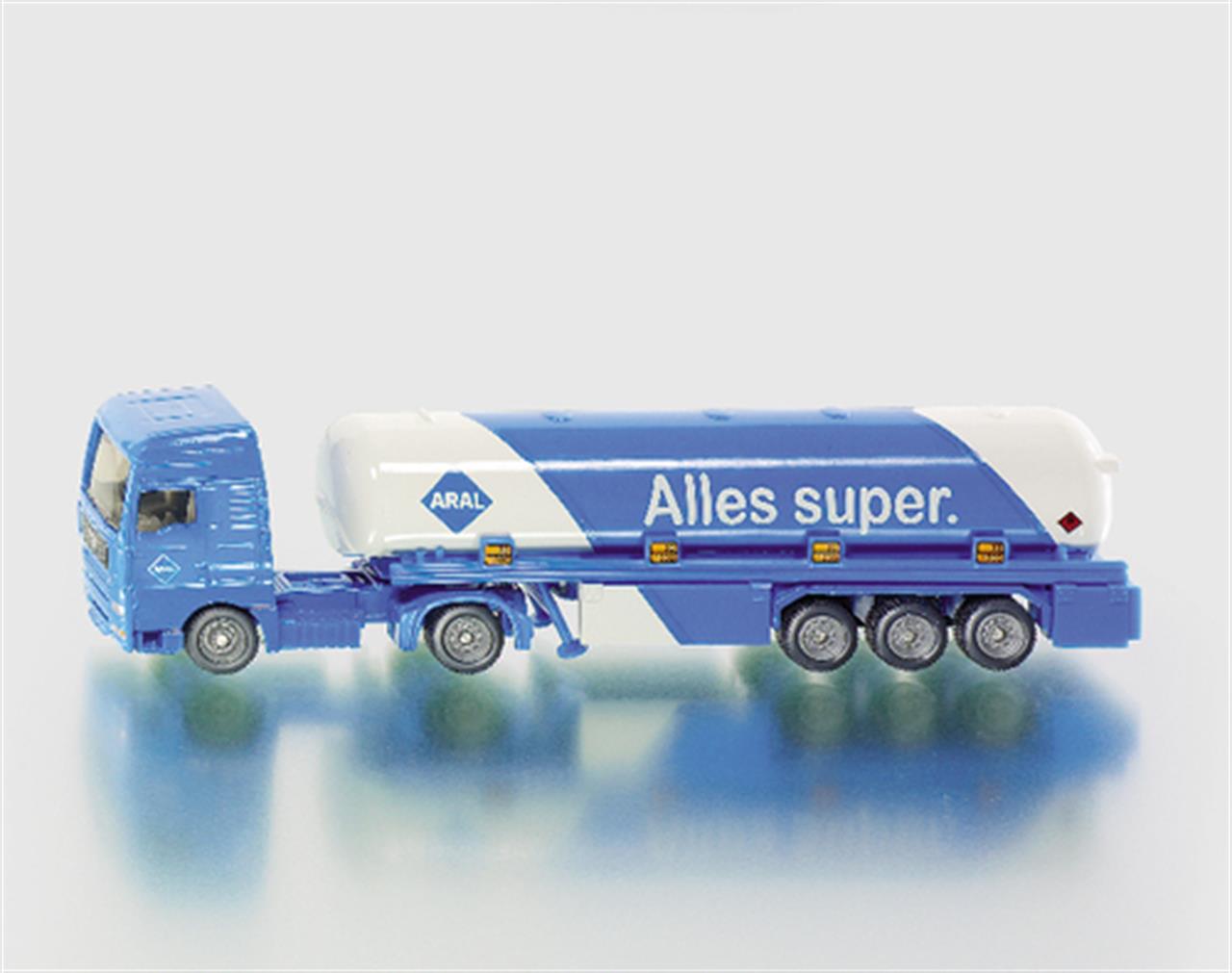 Ein Tanksattelzug 1626 ist im Bild zu sehen. Das große Fahrzeug ist deutlich erkennbar.