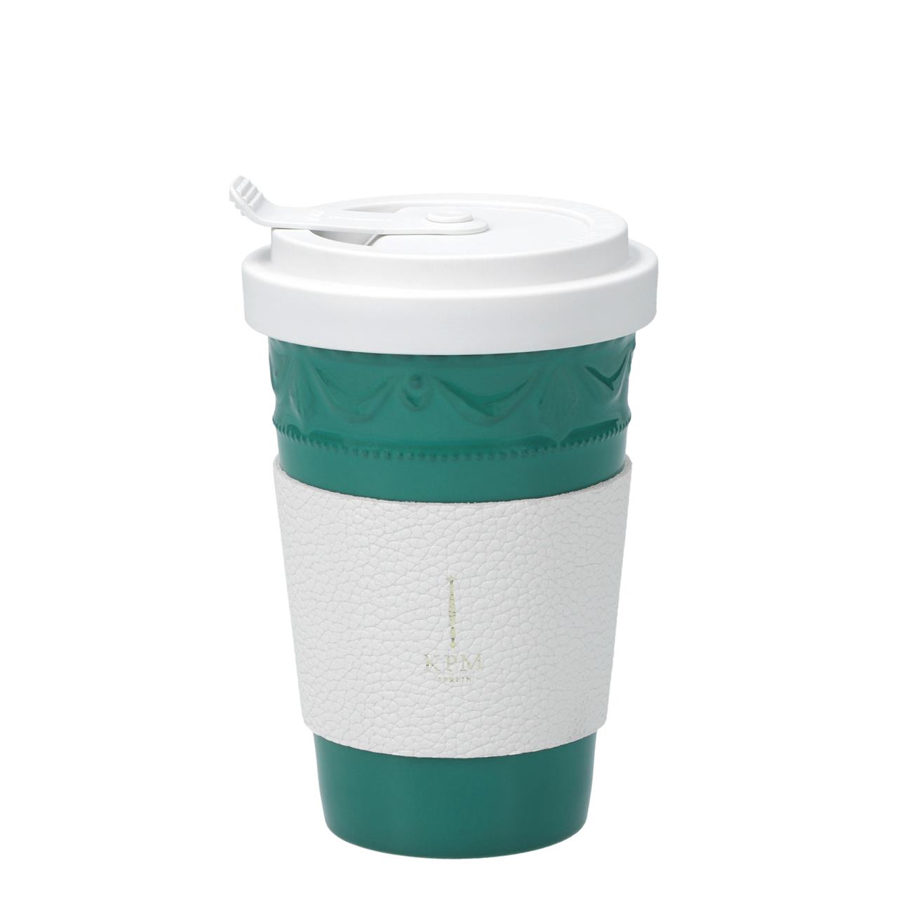 Das Bild zeigt einen grünen Coffee-To-Go-Becher mit einem weißen Deckel. Um den Becher ist eine weiße Banderole mit der Aufschrift "KPM" gewickelt.