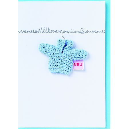 Auf dem Bild ist eine hellblaue, gehäkelte Miniatur-Pullover an einer weißen Karte befestigt. Auf der Karte steht das Wort "Willkommen" und am Pullover hängt ein Schild mit der Aufschrift "NEU".
