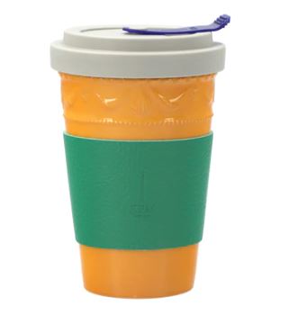 Das Bild zeigt einen gelben Coffee To Go Becher der Marke Kurland Farvet Edition. Der Becher hat einen grünen Silikonband und einen weißen Deckel mit blauem Verschluss.