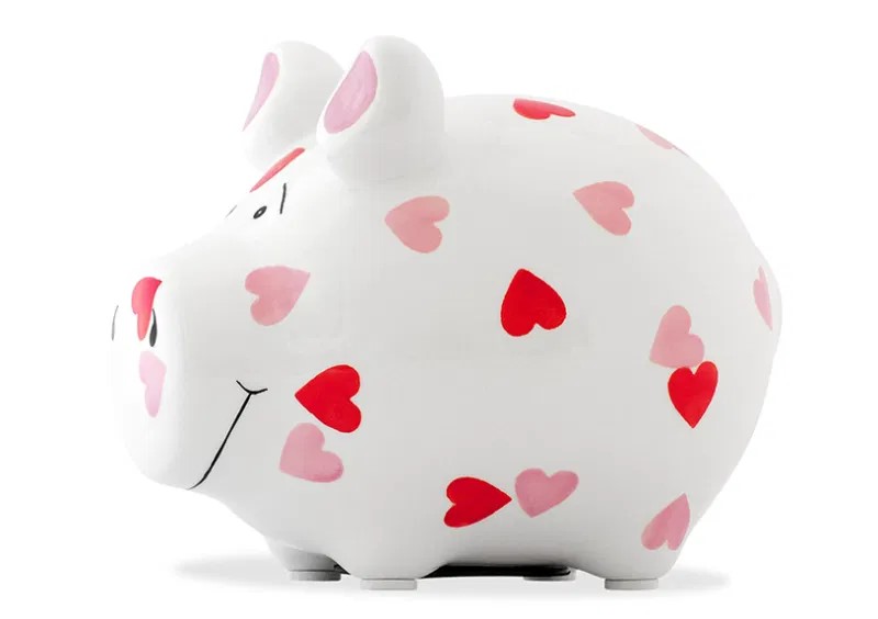 Auf dem Bild ist ein weißes Sparschwein mit vielen roten und rosa Herzchen zu sehen. Es hat ein freundliches Gesicht und sieht sehr niedlich aus.
