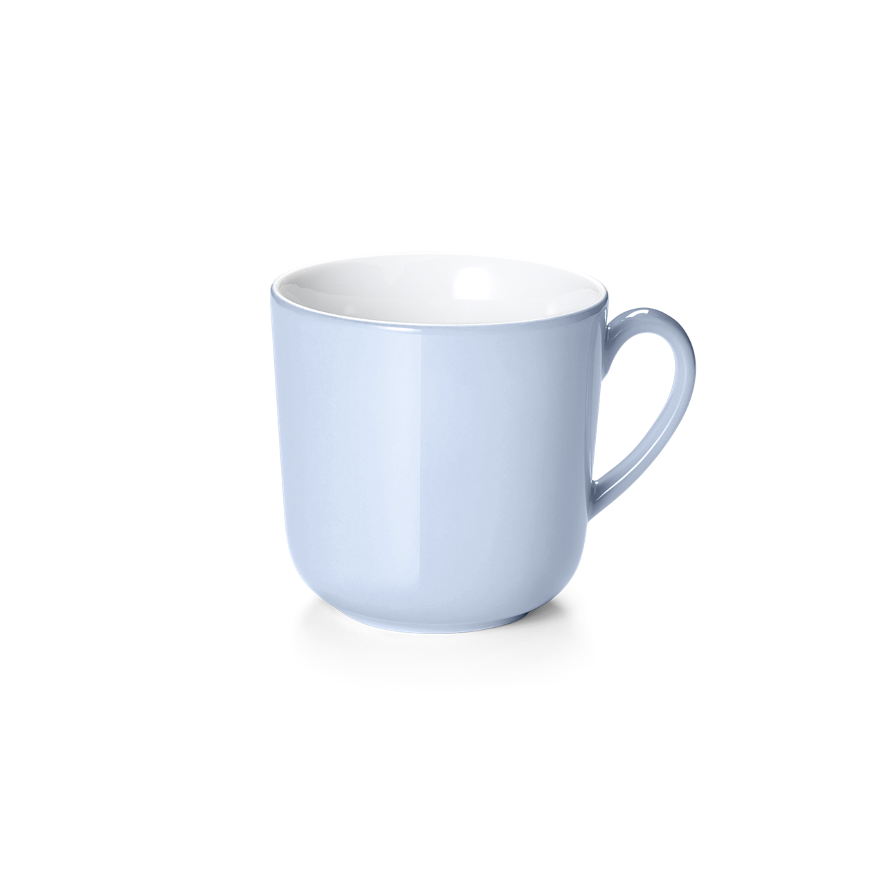 Auf dem Bild ist ein Becher mit Henkel in der Farbe Morgenblau zu sehen. Der Becher hat ein Fassungsvermögen von 0,32 Litern und ist innen weiß.