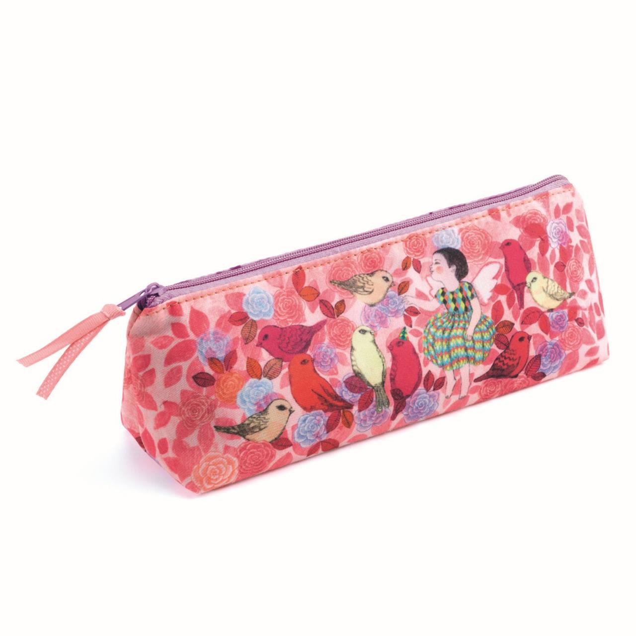 Die Stiftetasche „Elodie“ ist rosa und hat ein buntes Motiv mit Vögeln und einem Mädchen darauf. Sie wird mit einem lilafarbenen Reißverschluss geschlossen.