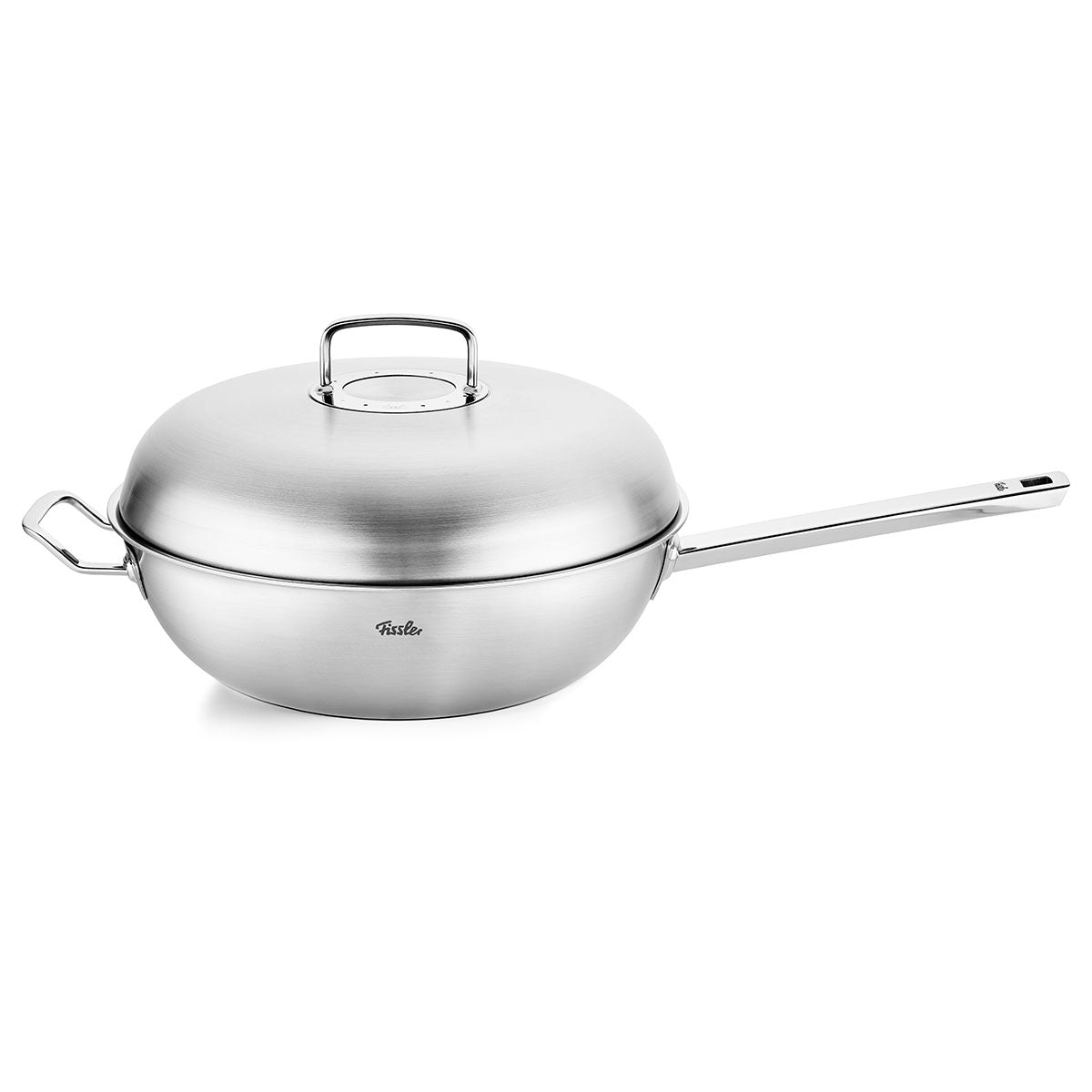 Ein Wok der Fissler Profi Collection ist im Vordergrund zu sehen. Das Produkt ist robust gestaltet.