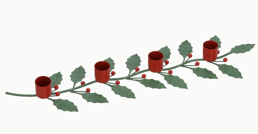 Adventsgesteck aus grünem und rotem Metall. Die Maße sind 48x4x11 cm.