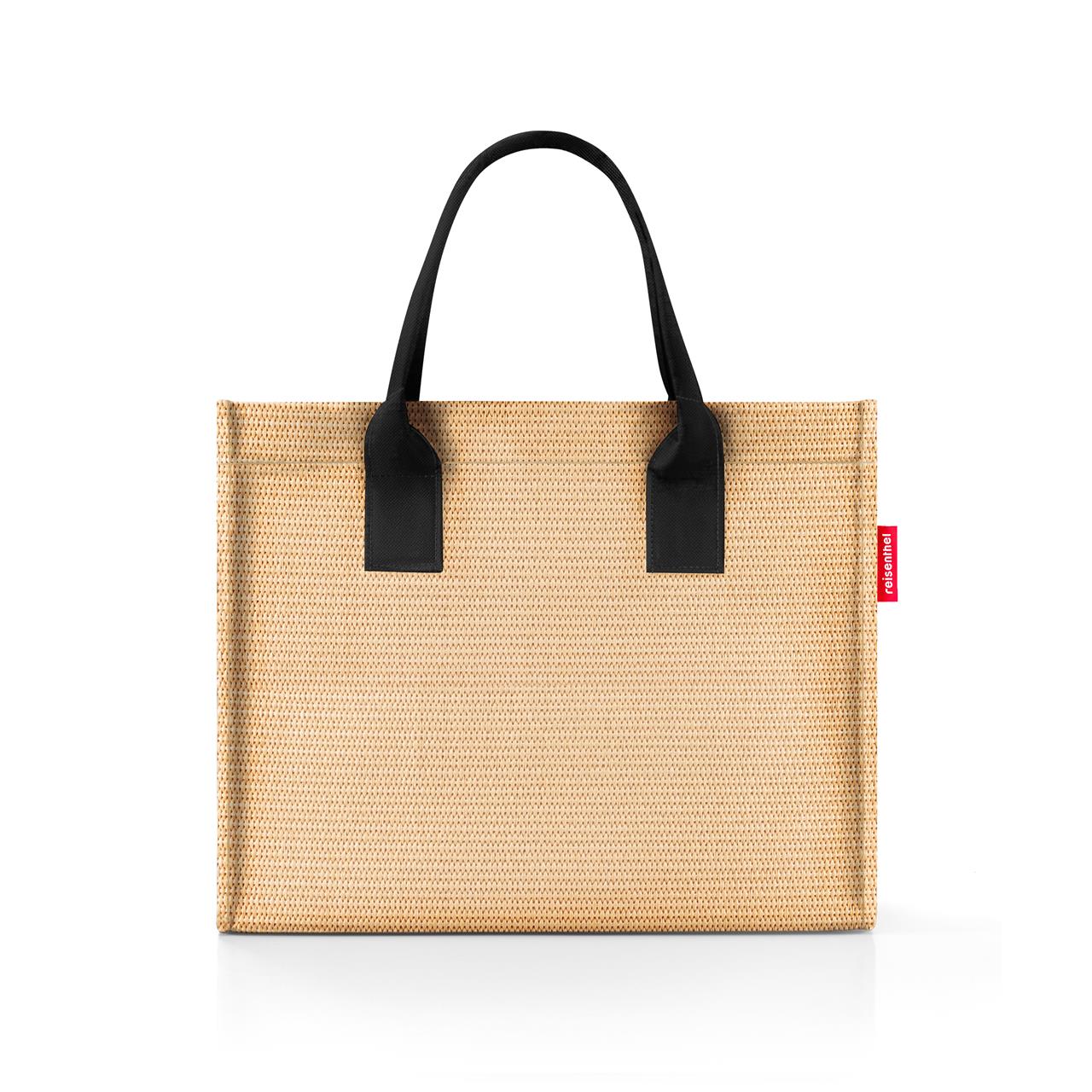 Die Abbildung zeigt eine Einkaufstasche aus beigem Raffia-Material mit schwarzen Henkeln. Das schlichte Design macht die „Daily Shopper,,Raffia Black“ Tasche praktisch und stilvoll zugleich.