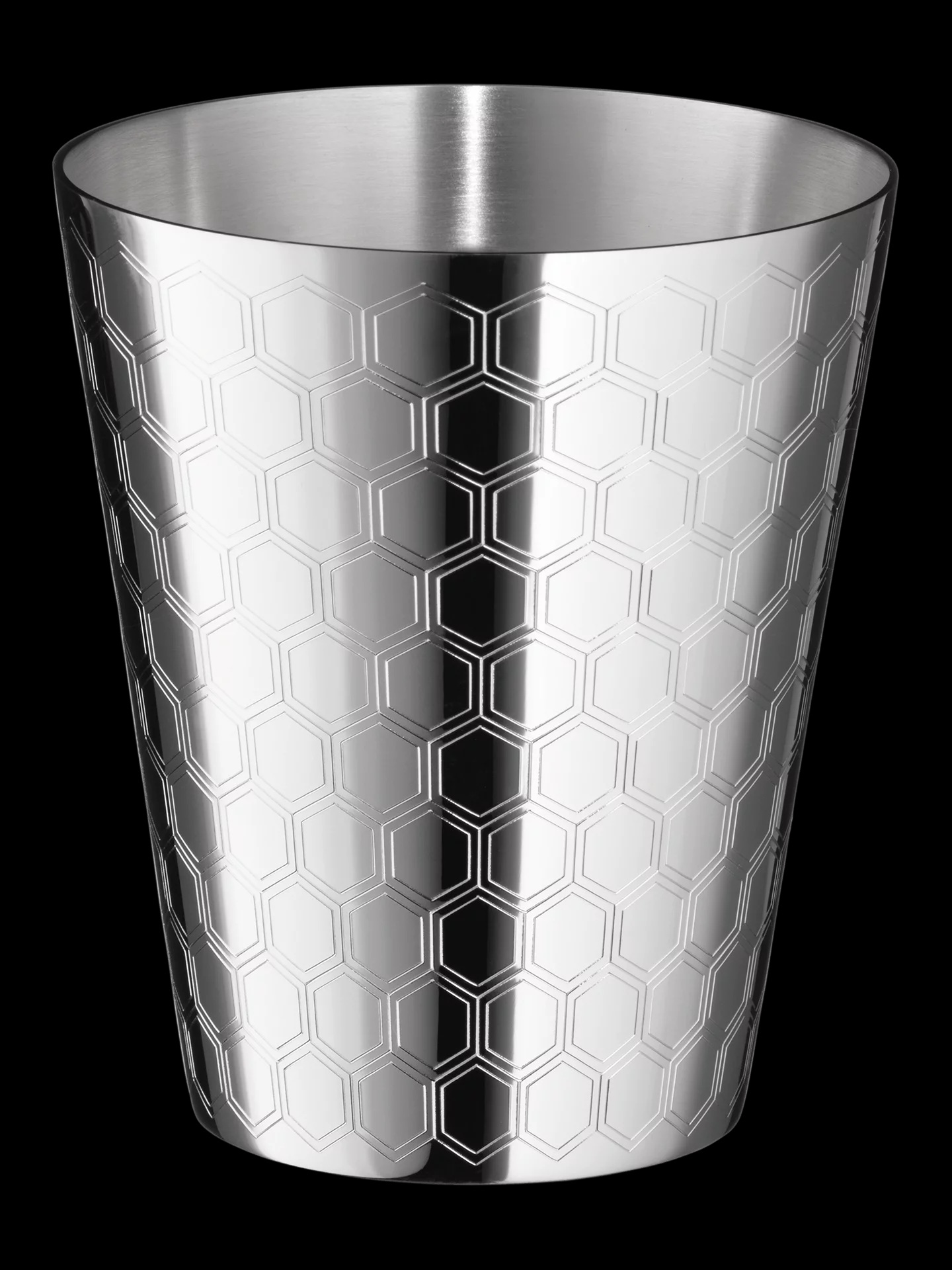 Abgebildet ist der Dante 90 Gin/Wasserbecher Honeycubes. Das Glas besitzt ein Honeycubes-Muster und eignet sich für Gin oder Wasser.