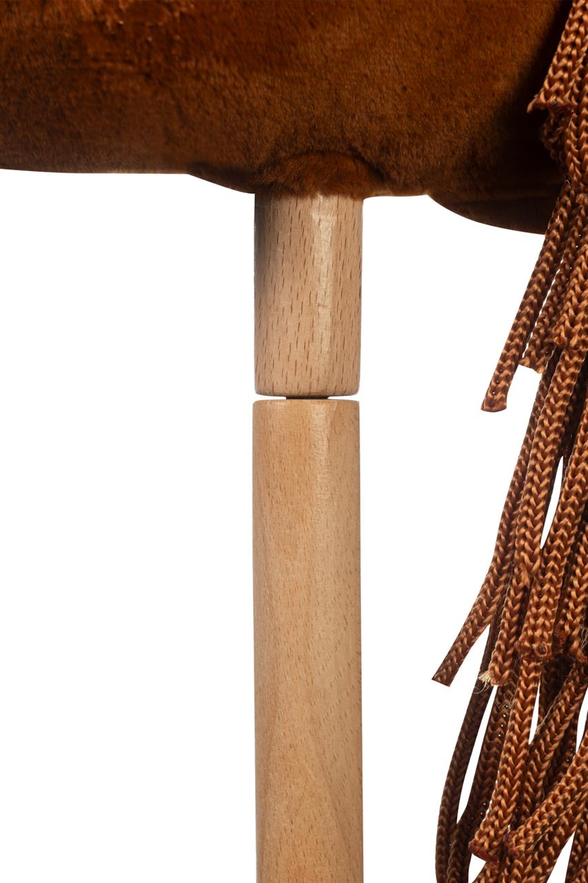 Das Bild zeigt einen Teil eines Steckenpferdes mit braunem Plüschkopf und Holzstab. Rechts im Bild sind geflochtene Zügel oder eine Mähne aus braunem Material zu sehen.