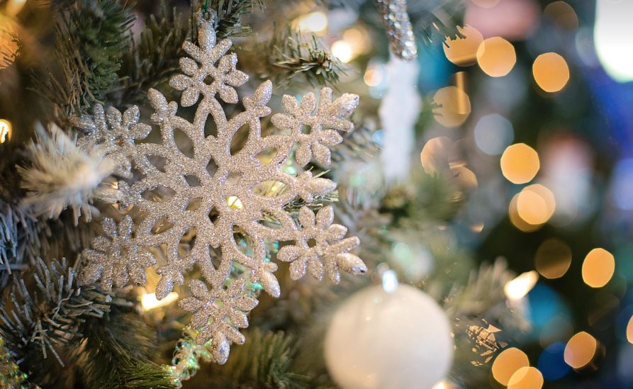 Das Bild zeigt Baumschmuck. Verschiedene Dekorationen für den Baum sind zu sehen.