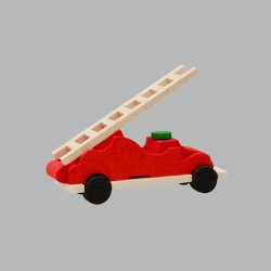 Das Bild zeigt eine kleine, rote Feuerwehr aus Holz mit einer Leiter auf dem Dach. Das Spielzeug hat schwarze Räder und einen grünen Knopf oben.