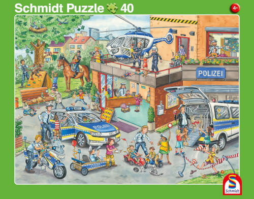 Auf dem Bild ist eine belebte Polizei-Station mit vielen Polizisten, Kindern und mehreren Einsatzfahrzeugen zu sehen. Ein Polizeihubschrauber landet gerade auf dem Dach, während Kinder die Ausrüstung und Fahrzeuge bestaunen.