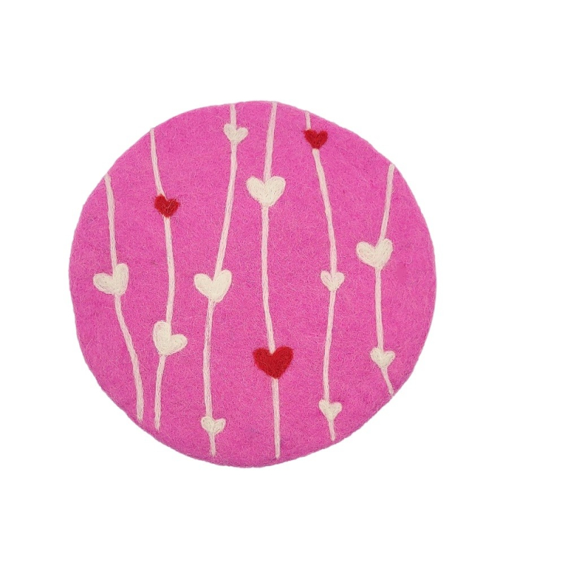 Das Bild zeigt einen runden pinken Filzuntersetzer mit einem Durchmesser von 21 cm. Auf dem Untersetzer sind weiße und rote Herzmuster zu sehen.