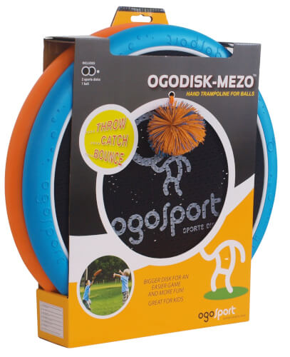 Auf dem Bild ist ein OgoDisk-Mezo-Set von OgoSport in einer Verpackung zu sehen. Das Set enthält zwei runde Scheiben und einen bunten Ball zum Werfen, Fangen und Prellen.